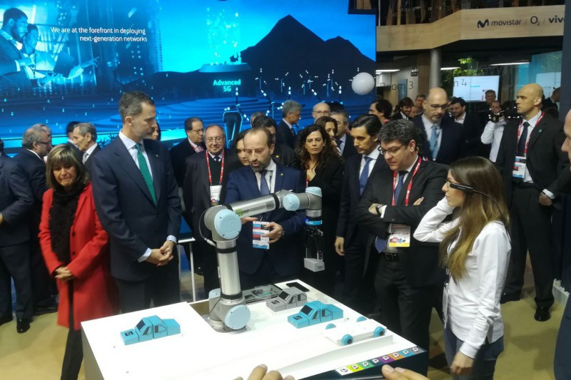 Foto el rey con universal robots world mobile congress 43128