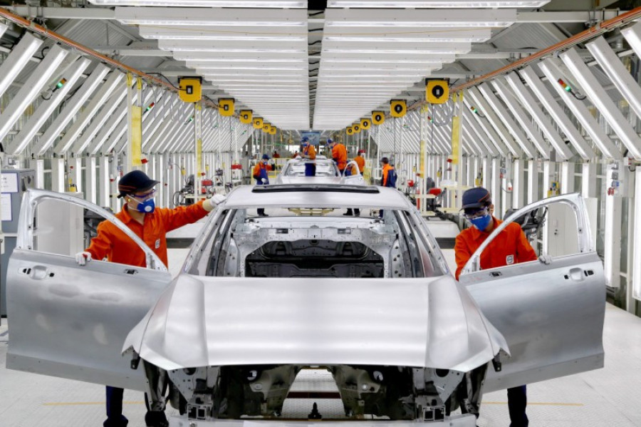 199979 pre production of the new volvo s90 in the daqing manufacturing plant 33258