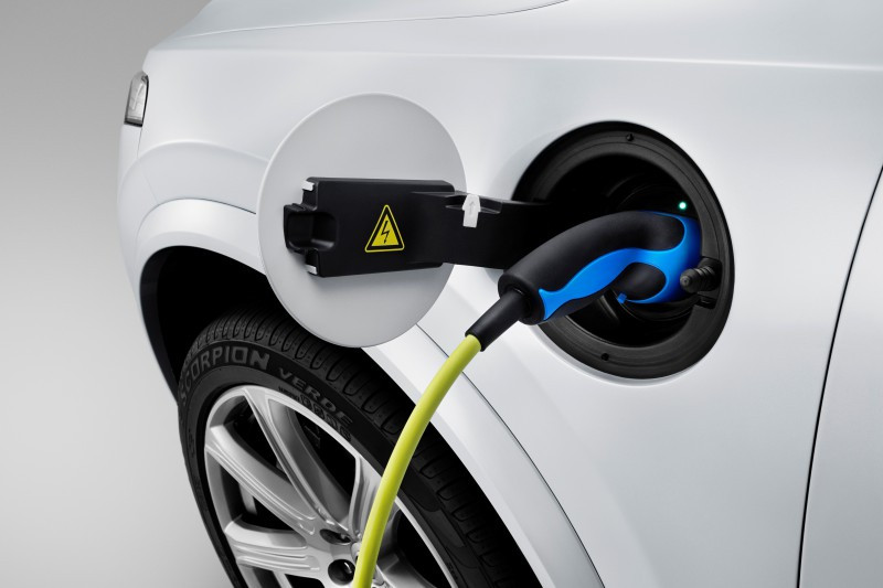 150060 the all new volvo xc90 charging 32405