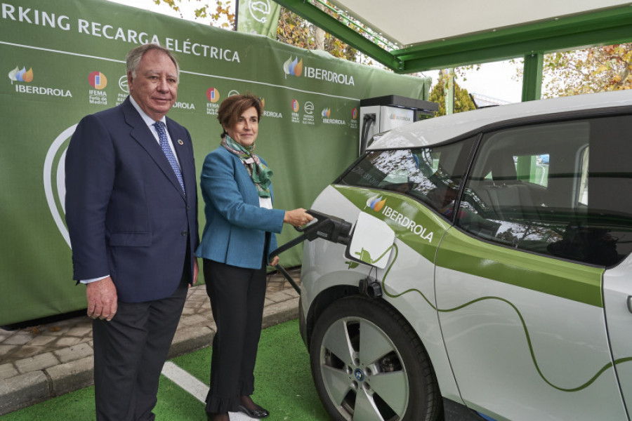 Consejera delegada de iberdrola espana angeles santamaria  y el presidente del comite ejecutivo de 55722