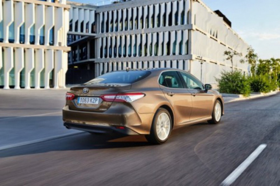 Toyotacamryhybrid exterior 54415