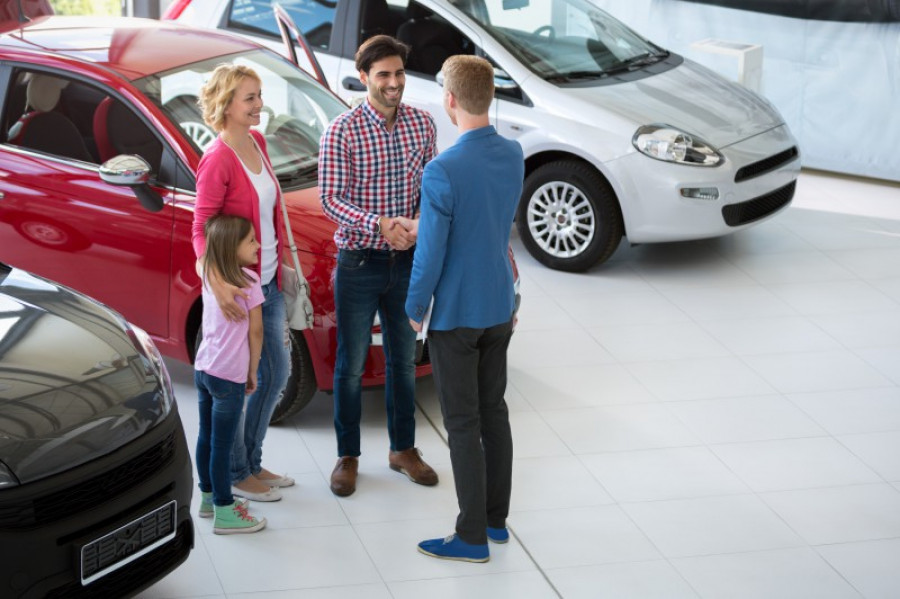 Concesionarios ventasclientes123rf 30004