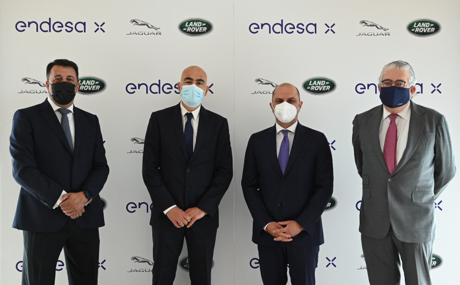 Acuerdo JLR Endesa X, de izq a der  Luis Antonio Ruíz, presidente y CEO de JLR, Jose Martín director de compras JLR, Davide Ciciliato, director general Endesa X y José Bogas, CEO de Endesa