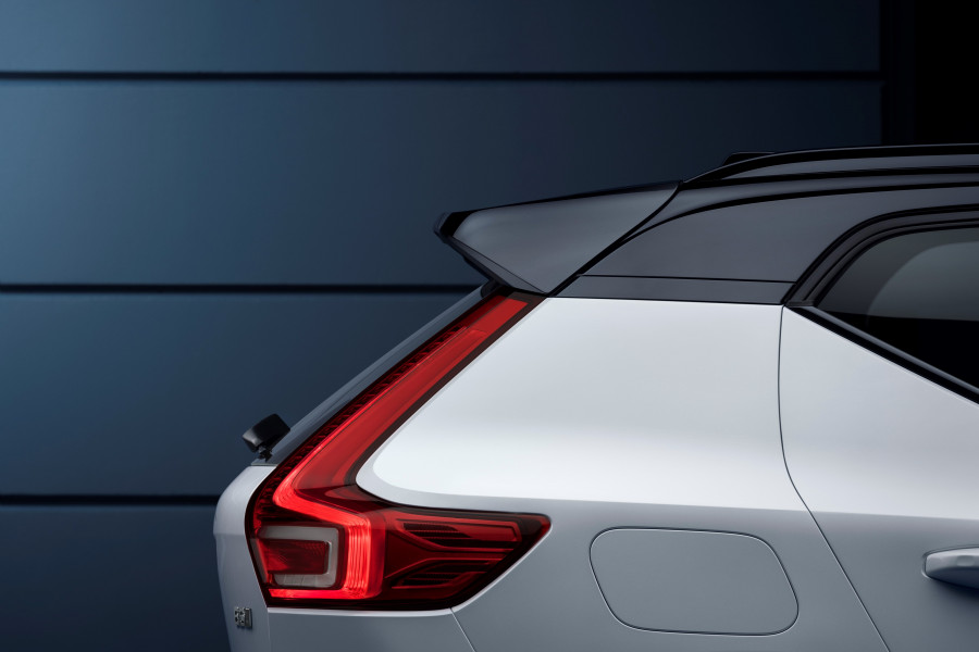 265581 XC40 R Design expression in Crystal White Pearl (1)