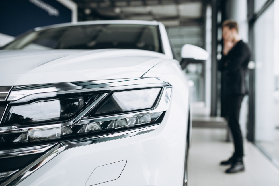 Man looking at car and thinking of purchase 1 scaled