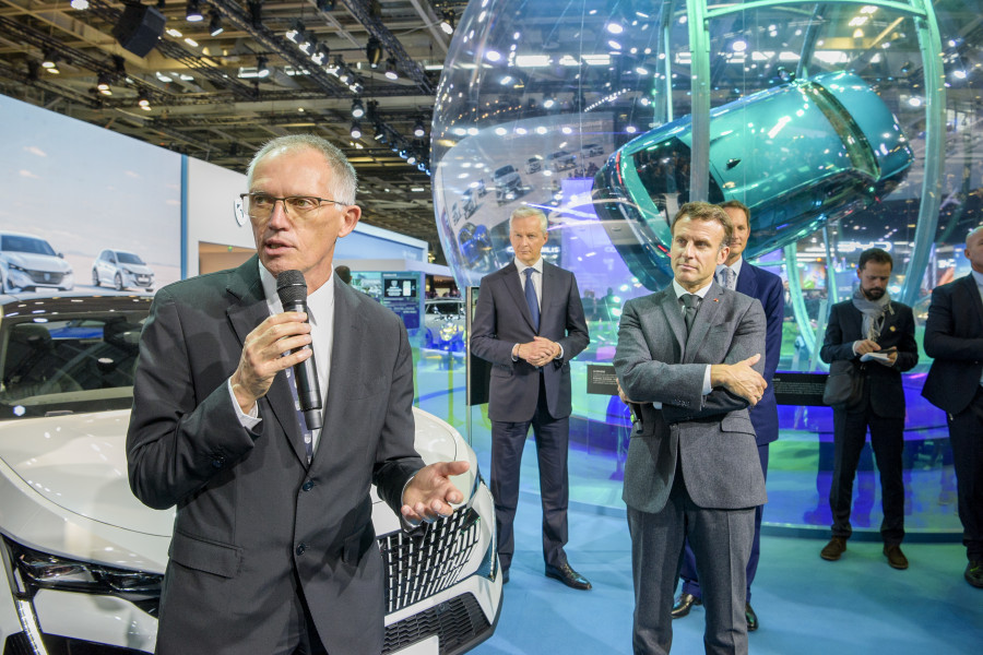 Oct172022parismotorshowstellantisceocarlostavaresandpresidentofthefrenchrepublicemmanuelmacron 634d78fb74add 634d8013b9420