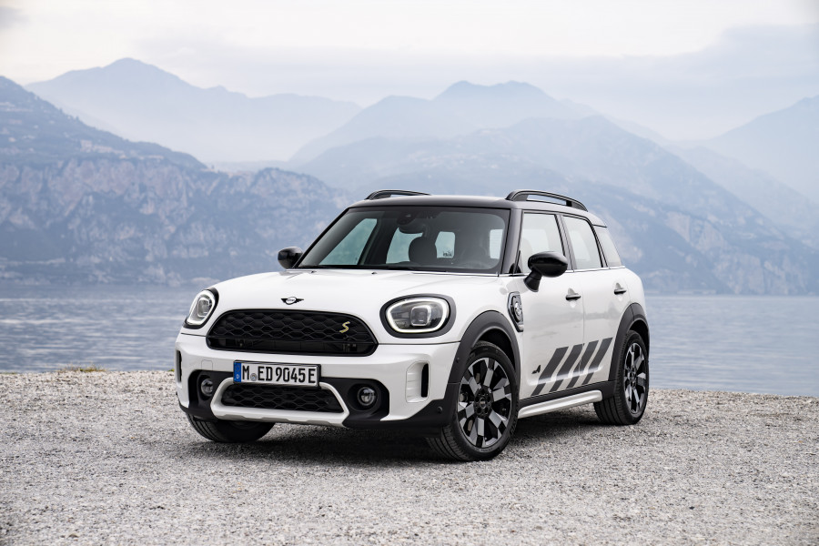P90484773 highRes mini cooper se count