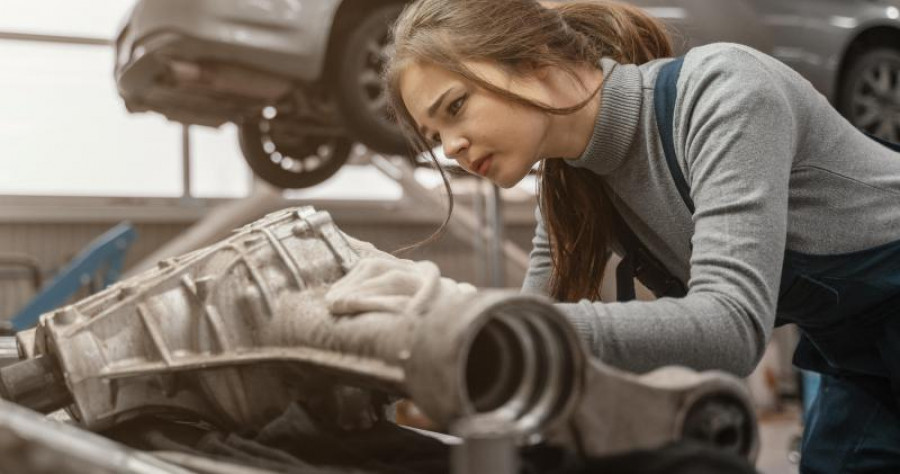Vista lateral hermosa mujer trabajando servicio coche 5771