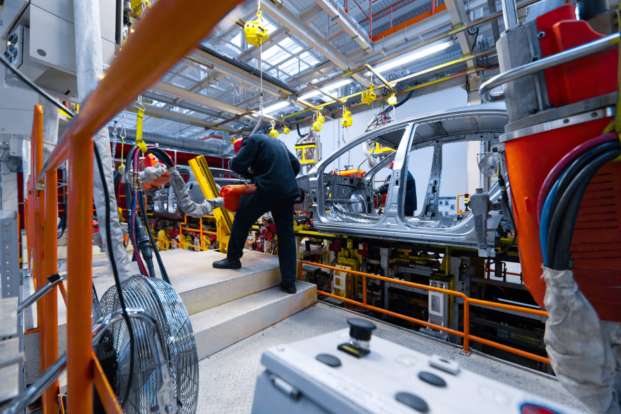 Trabajadores ensamblan linea ensamblaje automatizada moderna automoviles automoviles ultimas tecnologias neutrales tecnologicas produccion automoviles planta min