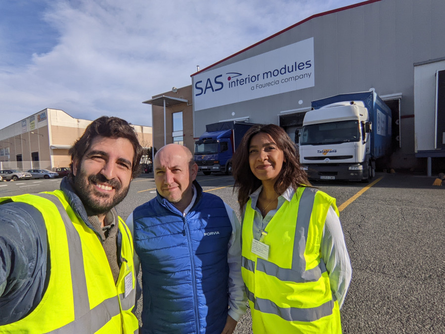 De izquierda a derecha Tomas Sanz, Engineering Manager Energy Efficiency Europe de GreenYellow, Miguel Martin, responsable de ingeniería de las dos plantas de Forvia, y Tasnim Ben Baballah, responsa