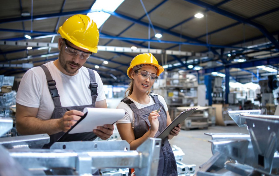Empleados fábrica metal