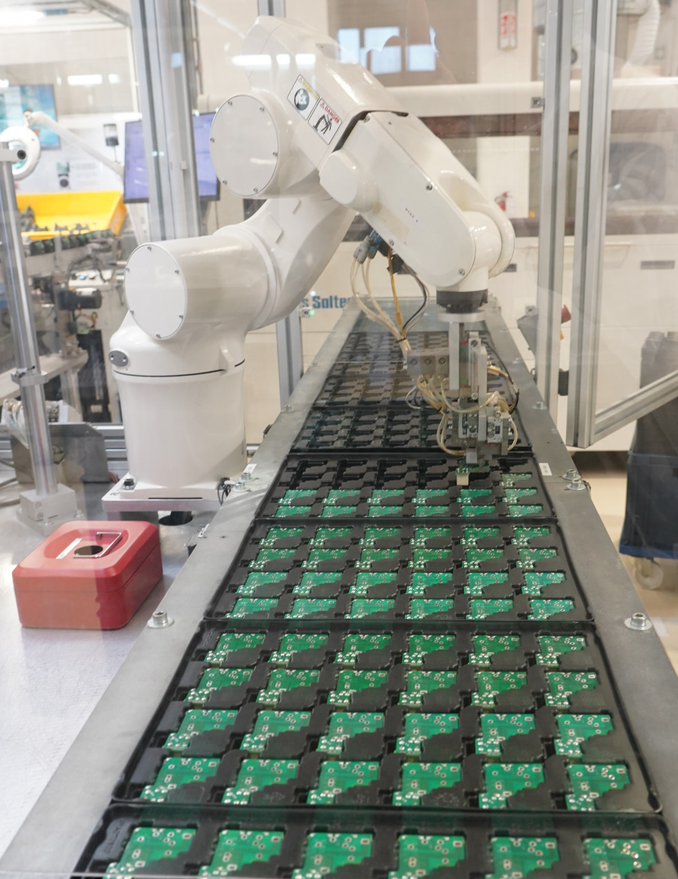 OMRON AEI automotive robot relay production portrait (1)