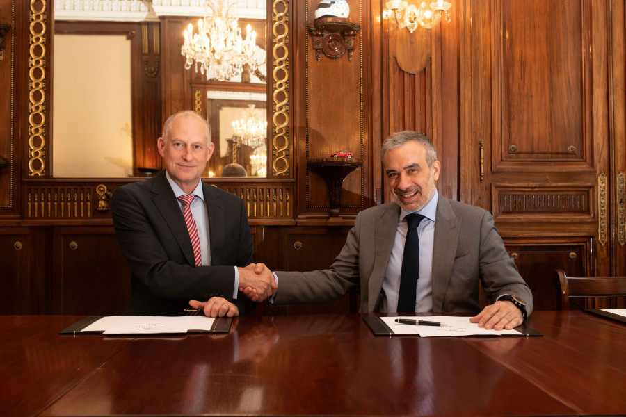 (I D) Peter Quinn y Ernesto Barceló