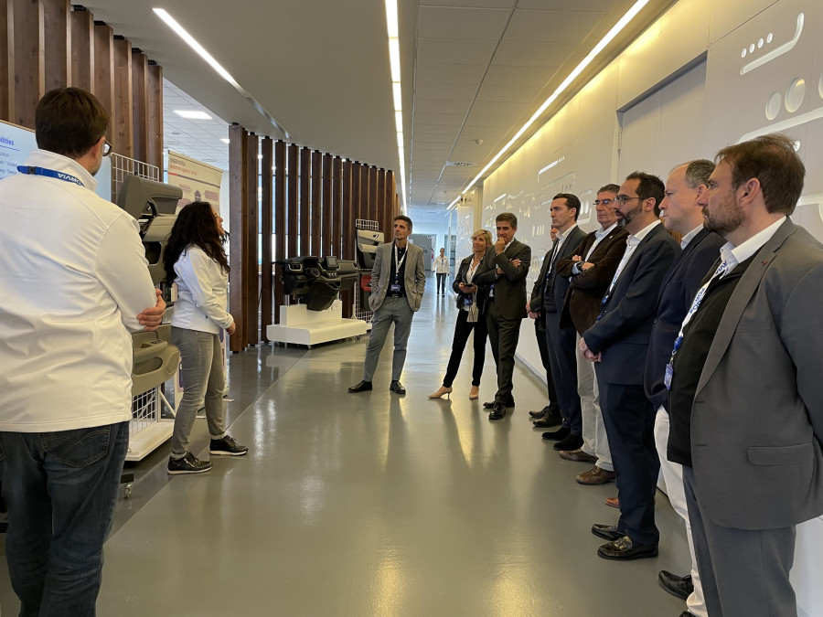 Foto 2 FORVIA Faurecia presenta a varias entidades de la innovación valenciana sus últimos desarrollos sobre el interior del vehículo