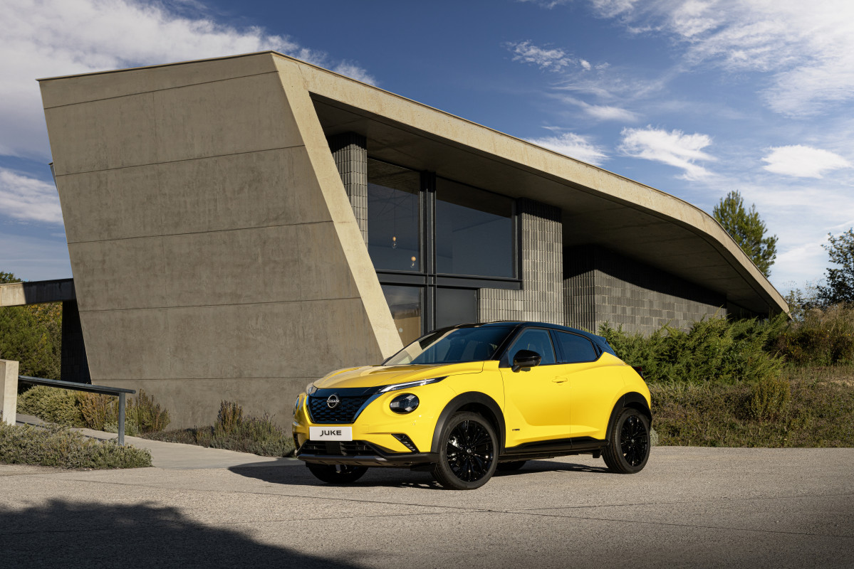 JUKE MC 2024   Exterior   iconic yellow body color   N Sport   side view natural light (2)