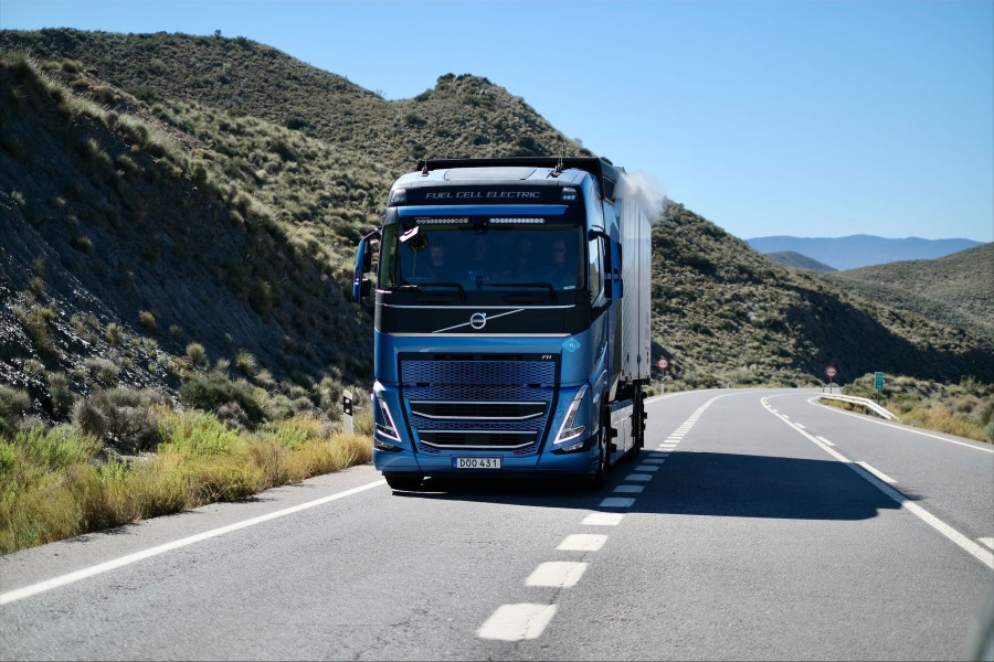 Fuel cell electric hydrogen truck