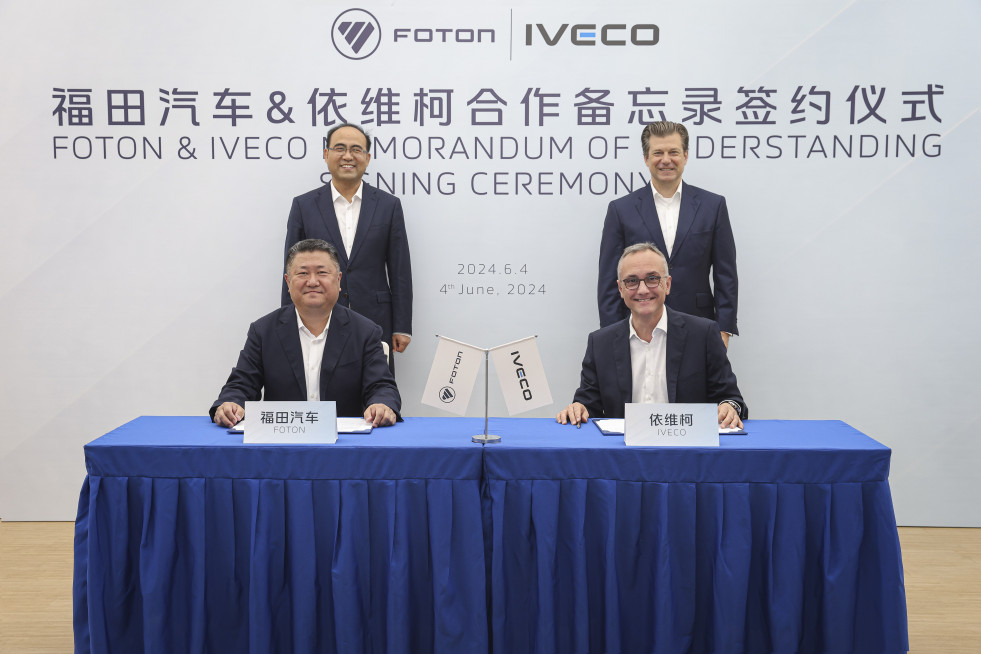 IVECO Foton exploration future synergies Chang Rui Chairman Foton (backL) Chen Qingshan Deputy GM Foton(frontL) Luca Sra President TruckBU IVG(frontR) Gerrit Marx CEO IVG(backR)