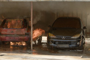 Simulación de coche eléctrico ardiendo sin efecto en cadena gracias a Ecofire Fighting