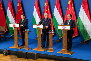 Wang Weizhong, Gobernador de la provincia china de Guangdong, Viktor Orbán, primer ministro de Hungría, y Wang Chuanfu, Presidente y Director General de BYD