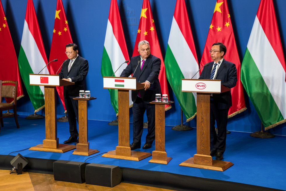 Wang Weizhong, Gobernador de la provincia china de Guangdong, Viktor Orbán, primer ministro de Hungría, y Wang Chuanfu, Presidente y Director General de BYD