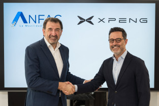 Adhesión XPeng ANFAC José López Tafall, DG ANFAC y Ignacio Román, General Manager Xpeng España