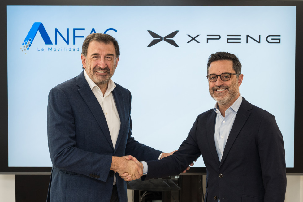 Adhesión XPeng ANFAC José López Tafall, DG ANFAC y Ignacio Román, General Manager Xpeng España